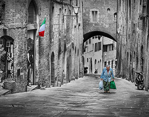 The-Village-Shopper,-Sienna-Italy by Chip Evra